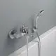 Chromene Badarmatur von Ideal Standard mit einem integrierten Handbrause-Set und einem einfachen Bediengriff zur Regulierung des Wasserflusses.